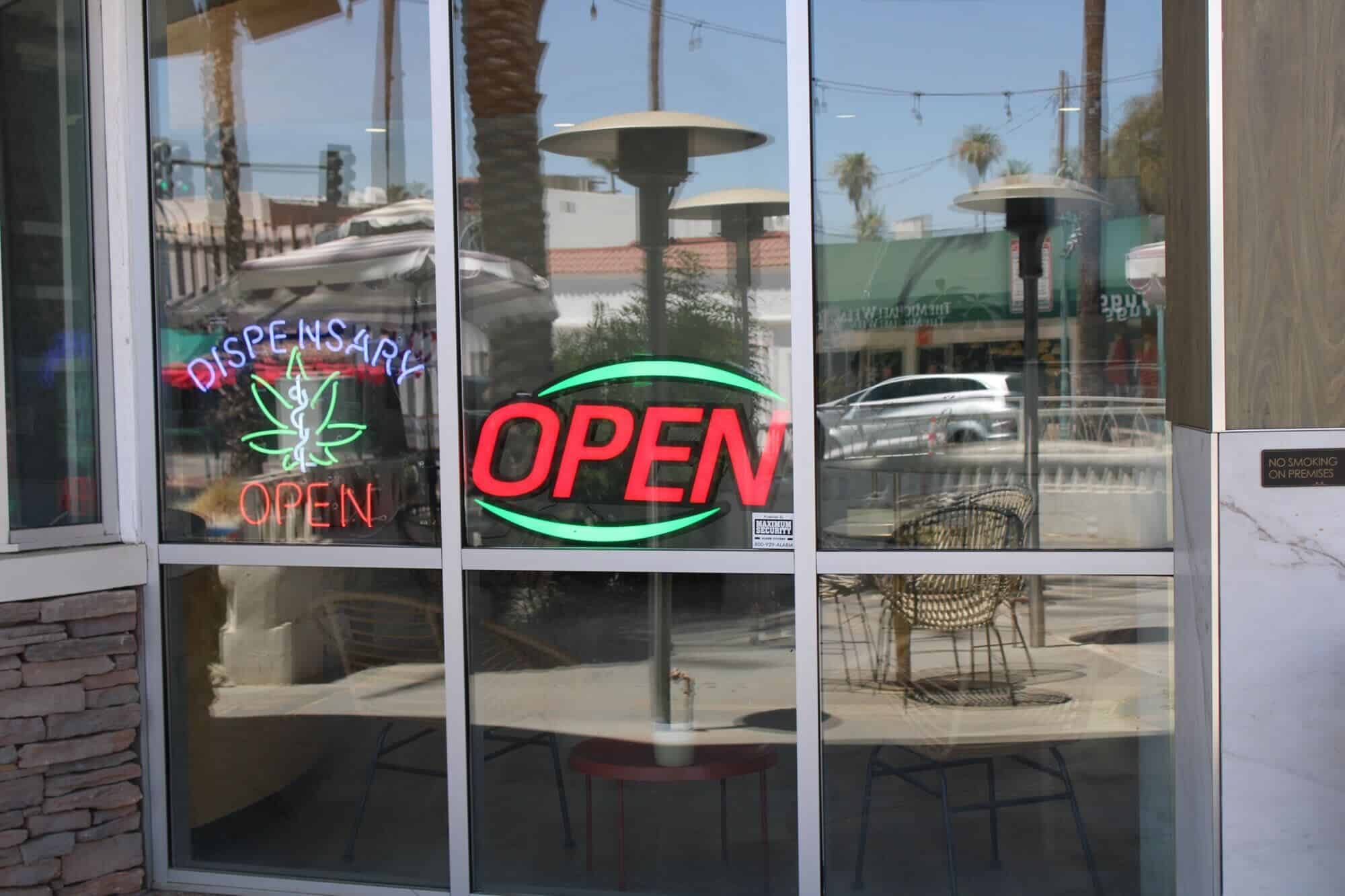 Palm Springs moves to let all cannabis lounges serve food, host entertainment and ticketed events ⋆ The Palm Springs Post